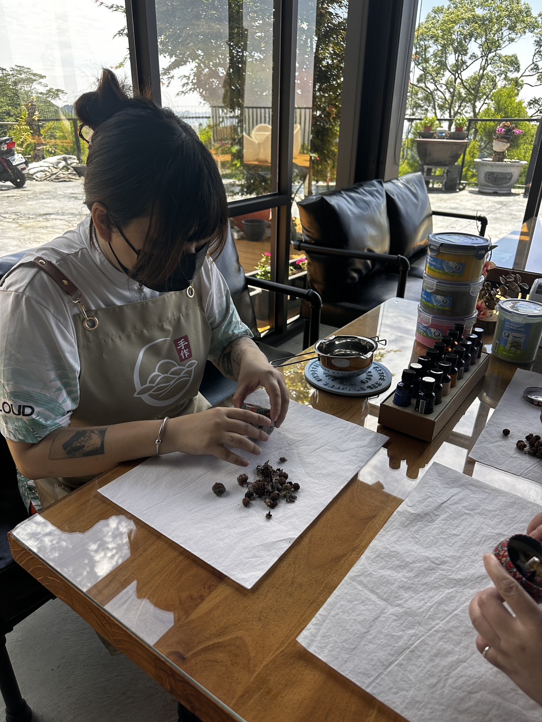 學員專注挑選乾燥花瓣 — 元點貓貍蠟燭課堂