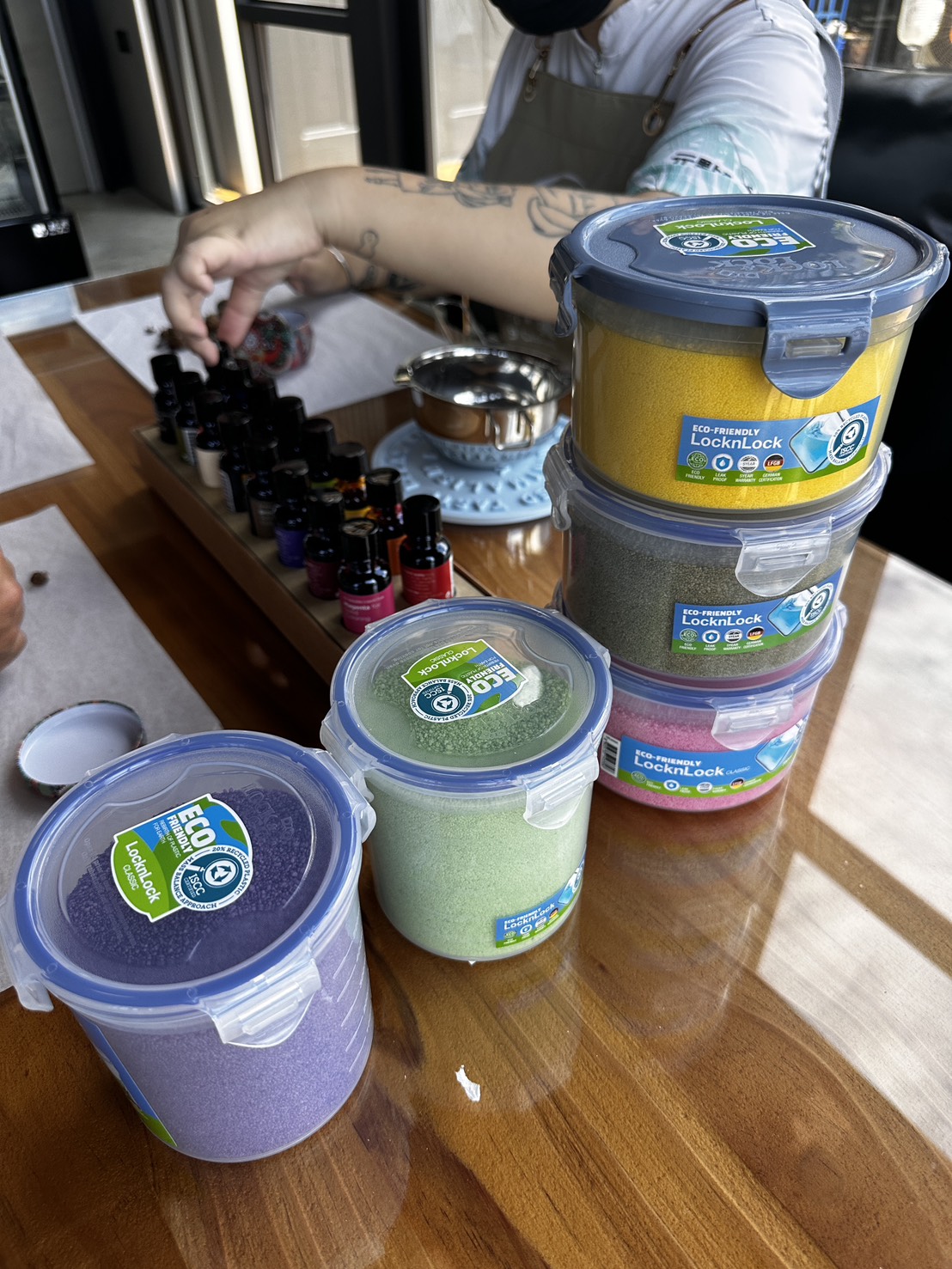 講師調香台 — 多款精油與彩色香氛蠟粒