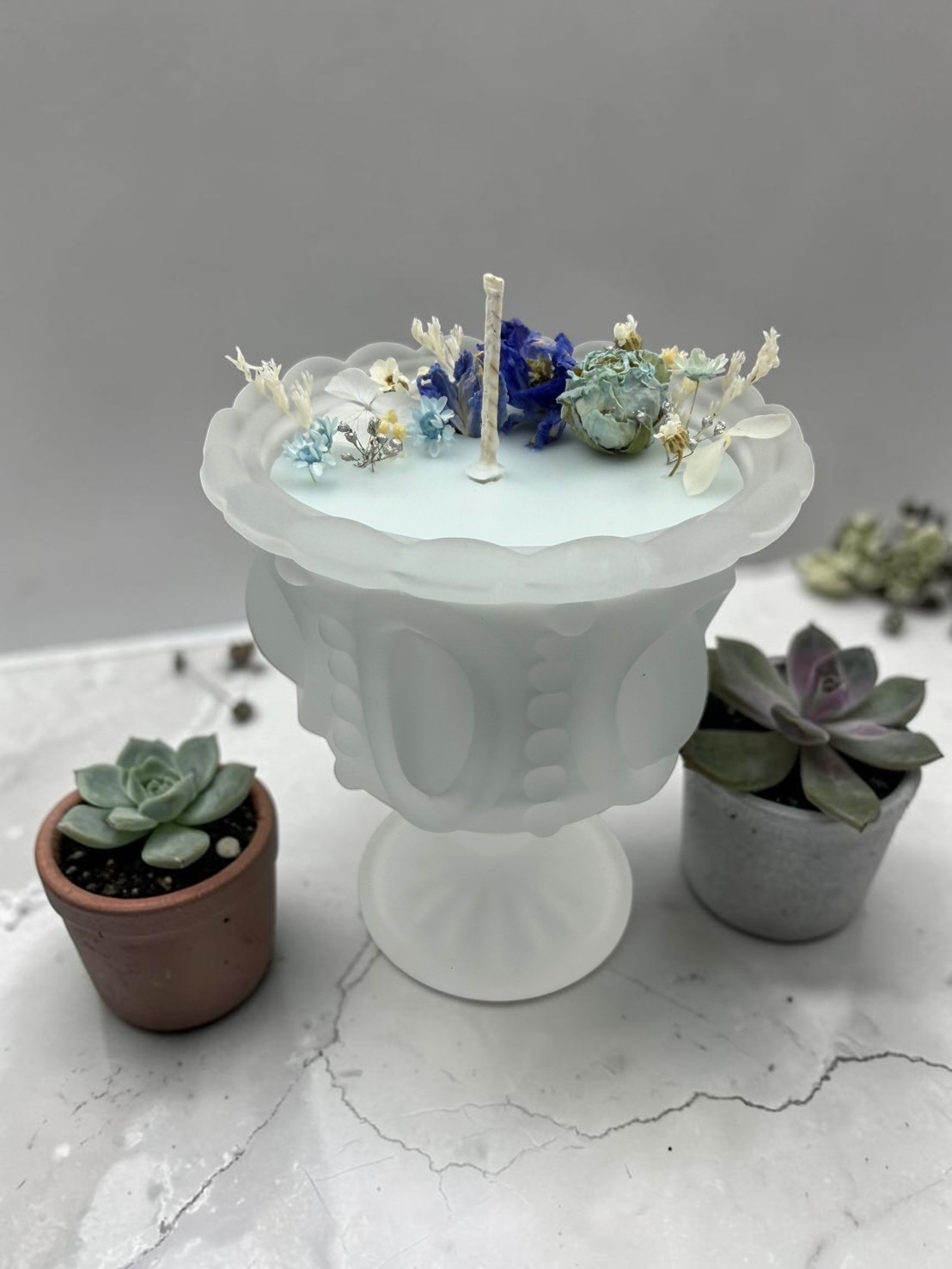 白色雕花盃裝乾燥花蠟燭 — 學員進階作品