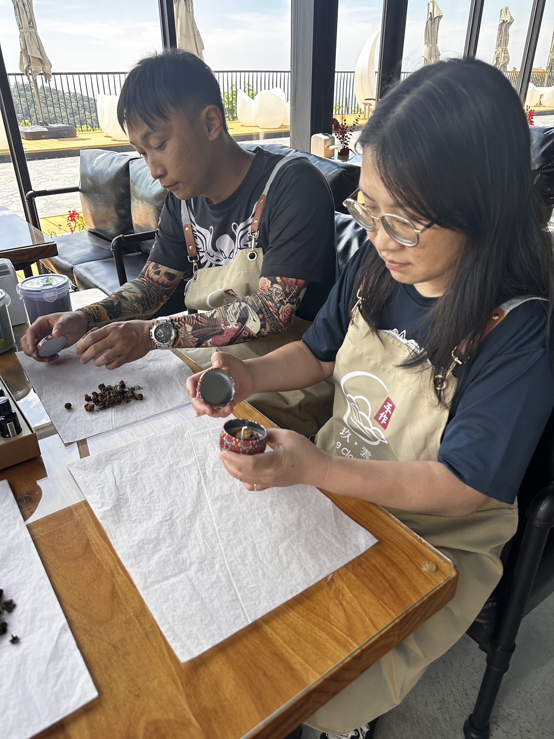 KCCA 講師帶領兩位學員調配香薰精油 — 元點貓貍山林教室